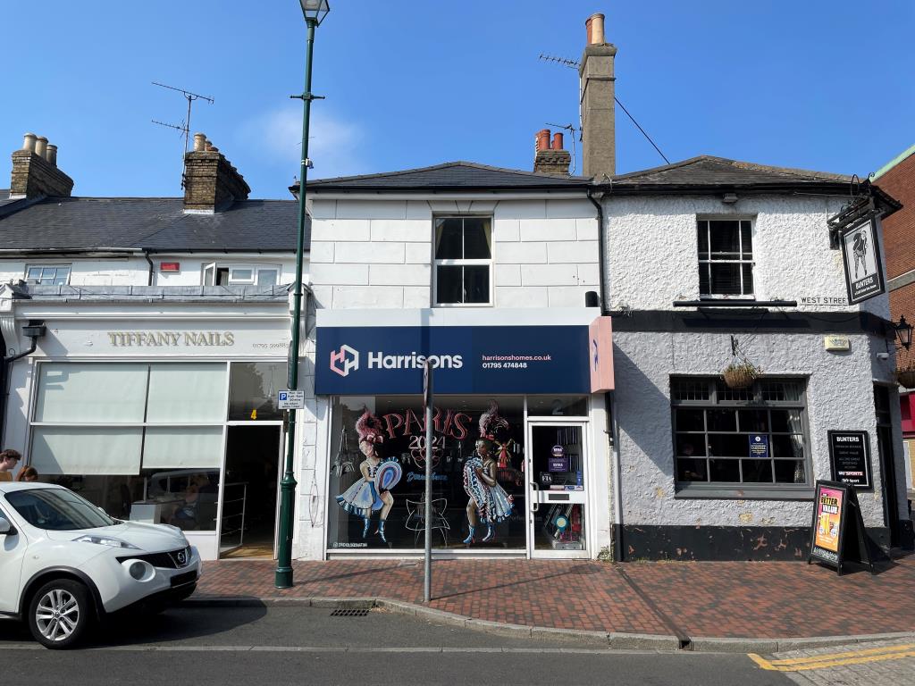 Lot: 114 - TOWN CENTRE COMMERCIAL INVESTMENT - Mid-terrace commercial property